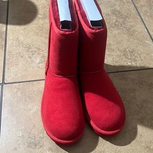 Worn twice Uggs comes with original box red size 7 in womens